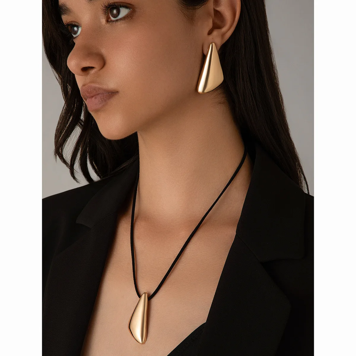 Choker Triangle Teardrop Pendant Wrapped Metal Chain with Sturdy Adjustable Clasp for Women Office Daily Business Chic