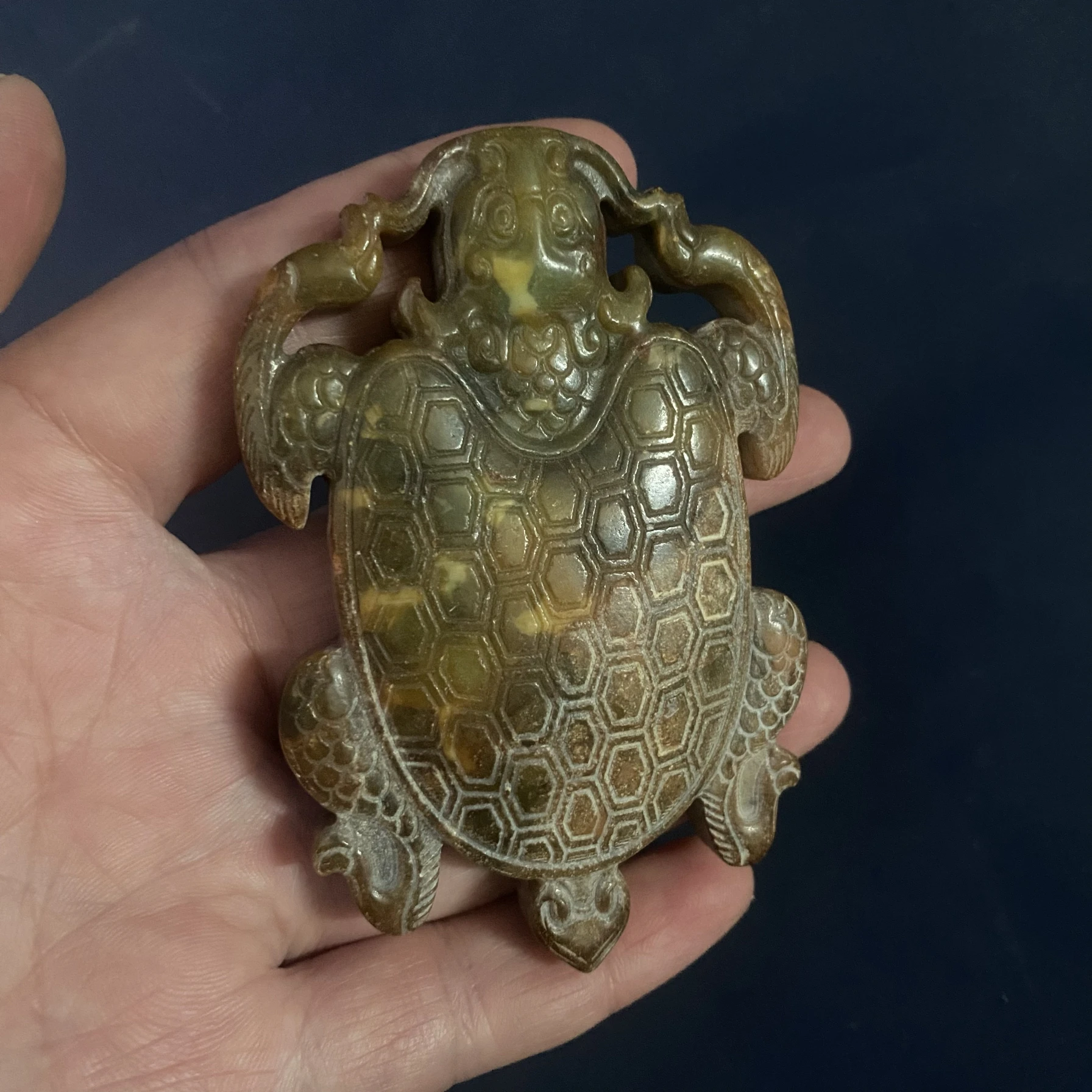 

During the Warring and Han Dynasties, the antiquity-proof and old-fashioned old nwan carved tortoise shell handles collectibles