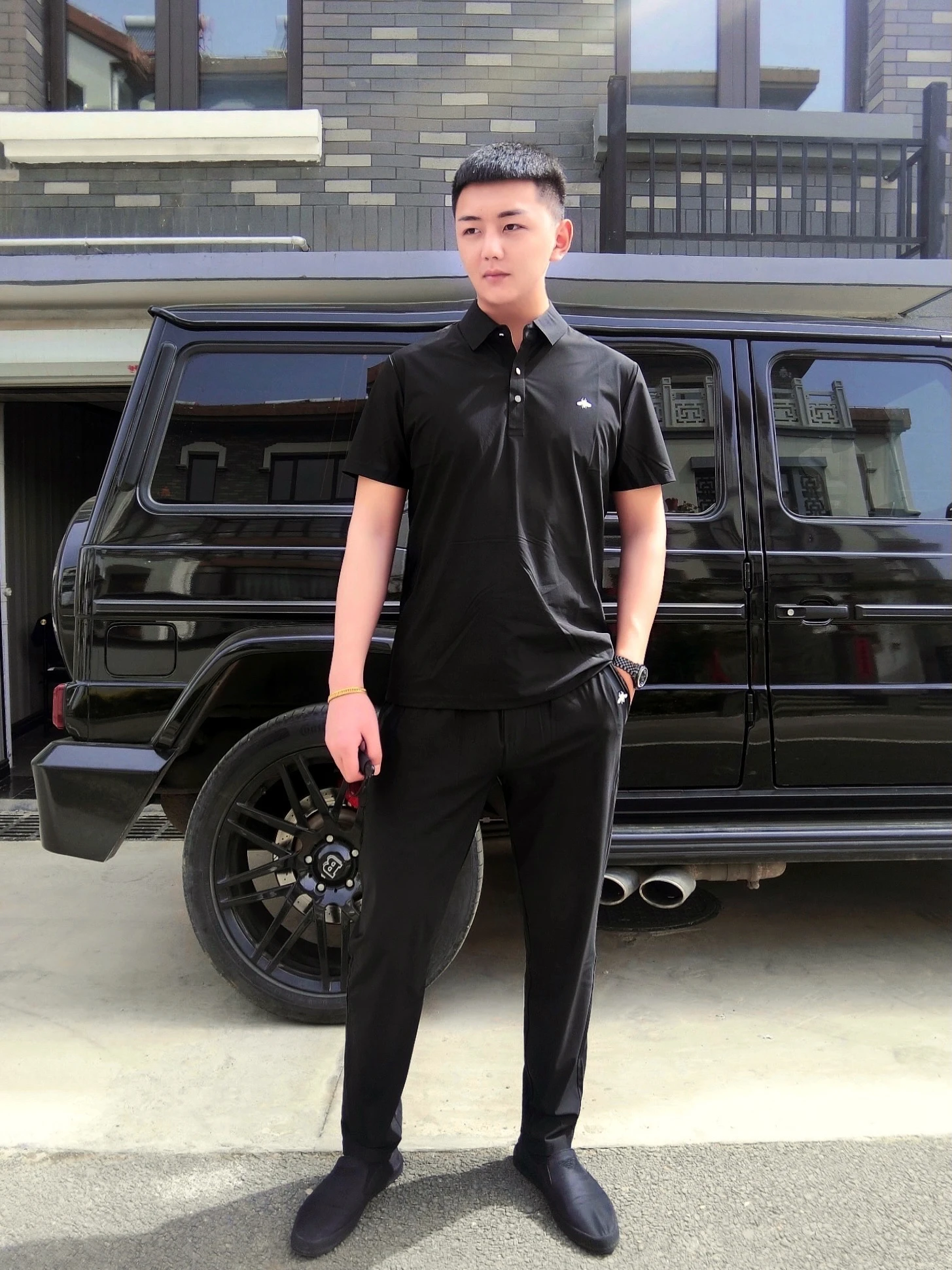 

Мужской летний комплект из двух предметов Bee Ice Silk: тонкий, гладкий, эластичный, с воротником, повседневный костюм