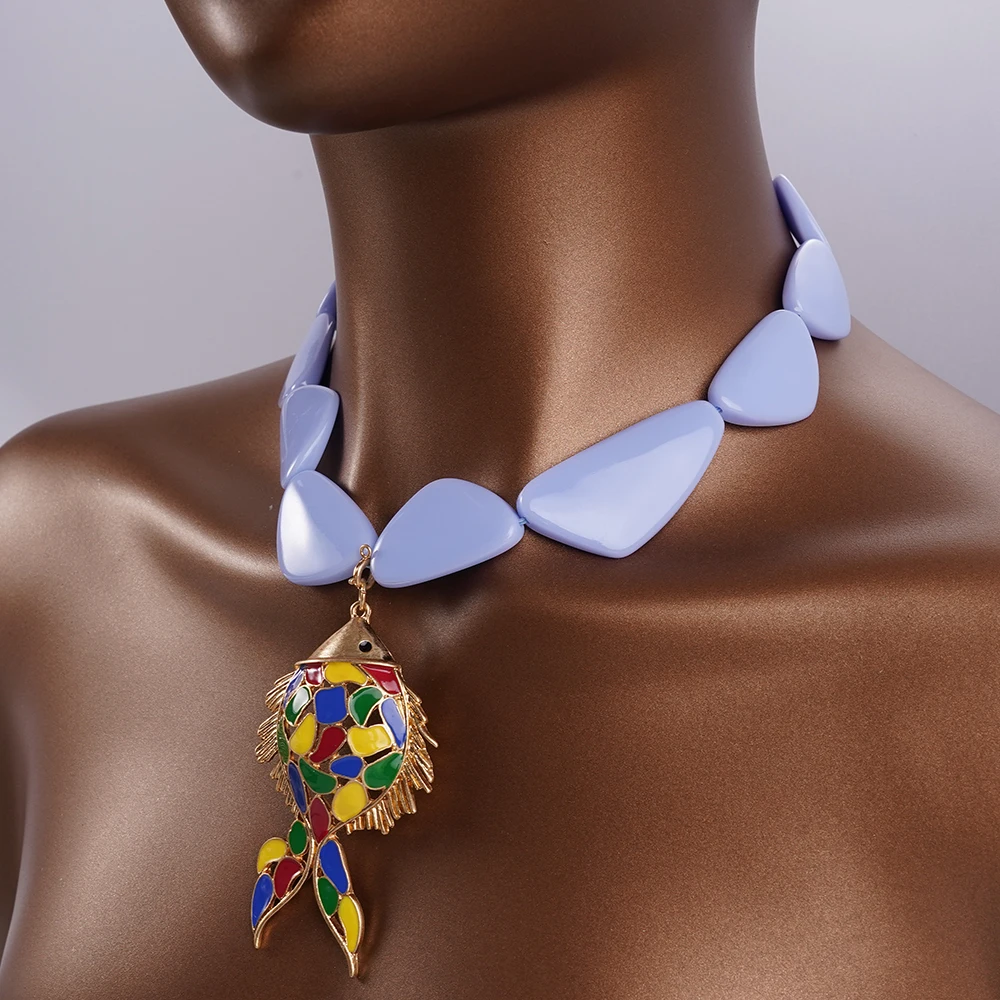 

White Irregular Geometric Resin Chain Lucky Fish Pendant Charm Necklace For Women In A Fashionable Vacation Style