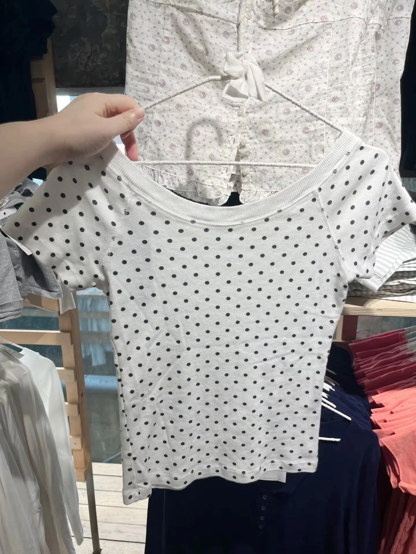 

Винтажные футболки с короткими рукавами и разрезом на шее, женские весенние новые хлопковые повседневные уличные футболки, тонкие футболки, милые шикарные футболки в горошек