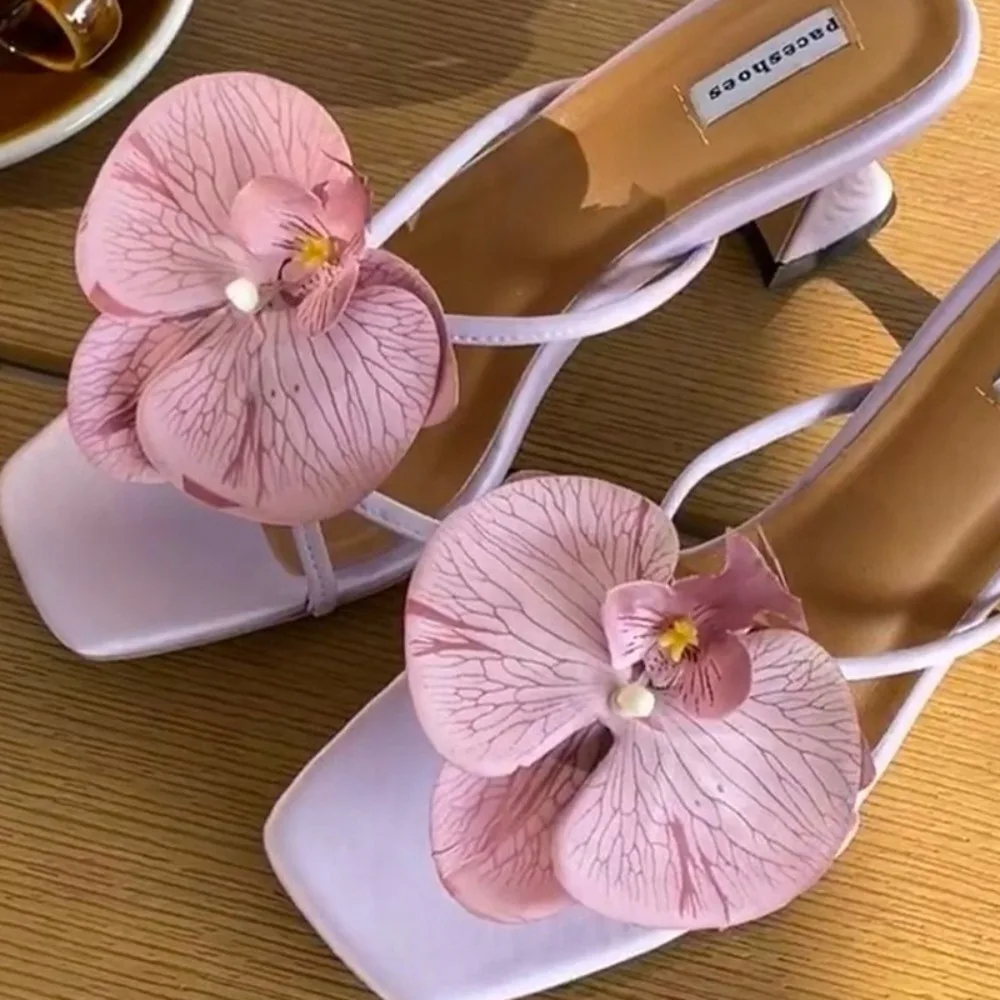 1 Paar Simulierte Bunte Thai-Fee-Schmetterlings-Blumen-Schuhschnallen Personalisiertes Design Phalaenopsis Schuhblumen-Sandalen