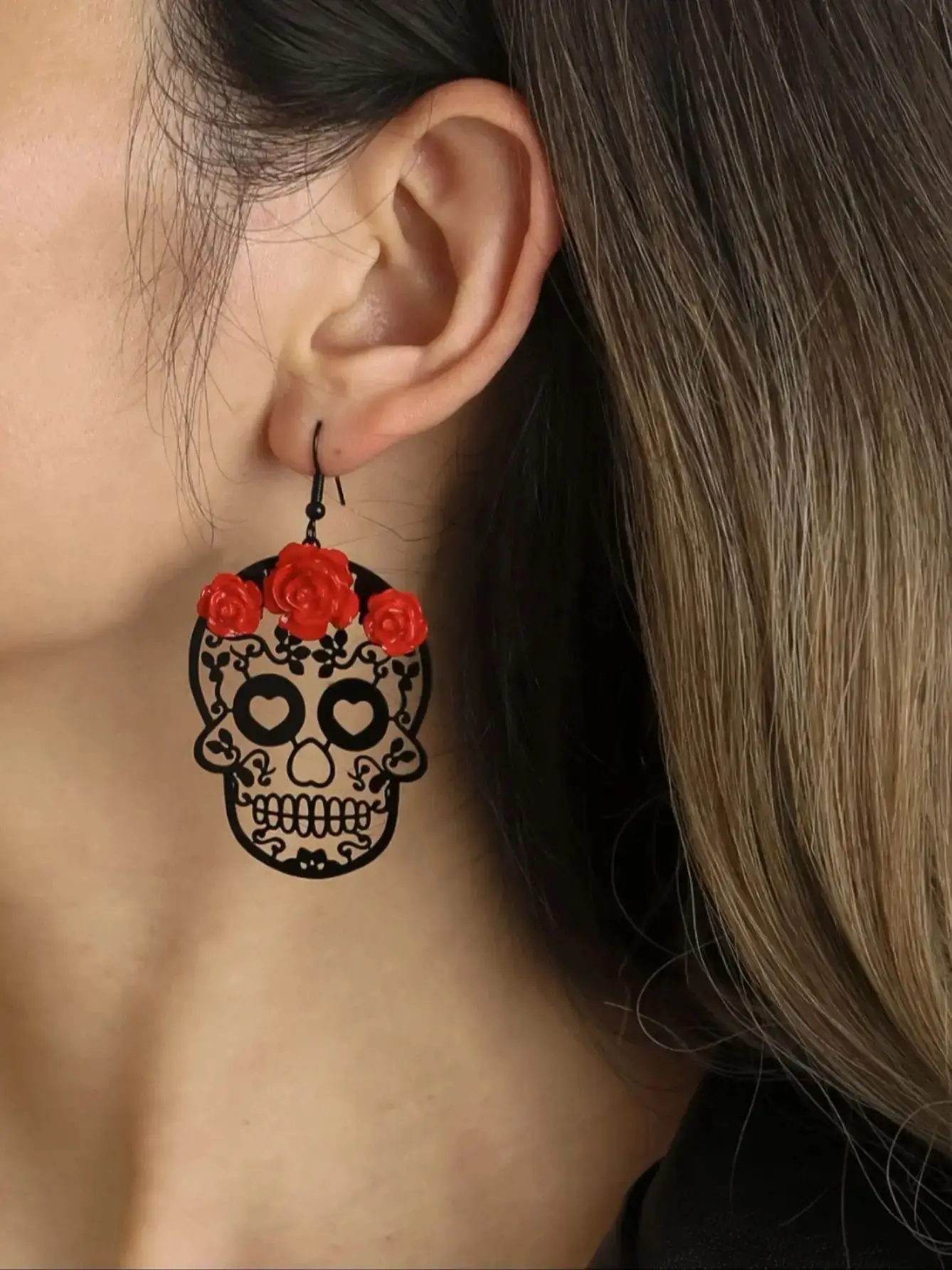 A pair of Halloween dark Gothic rose hollowed out love skull earrings for female earrings