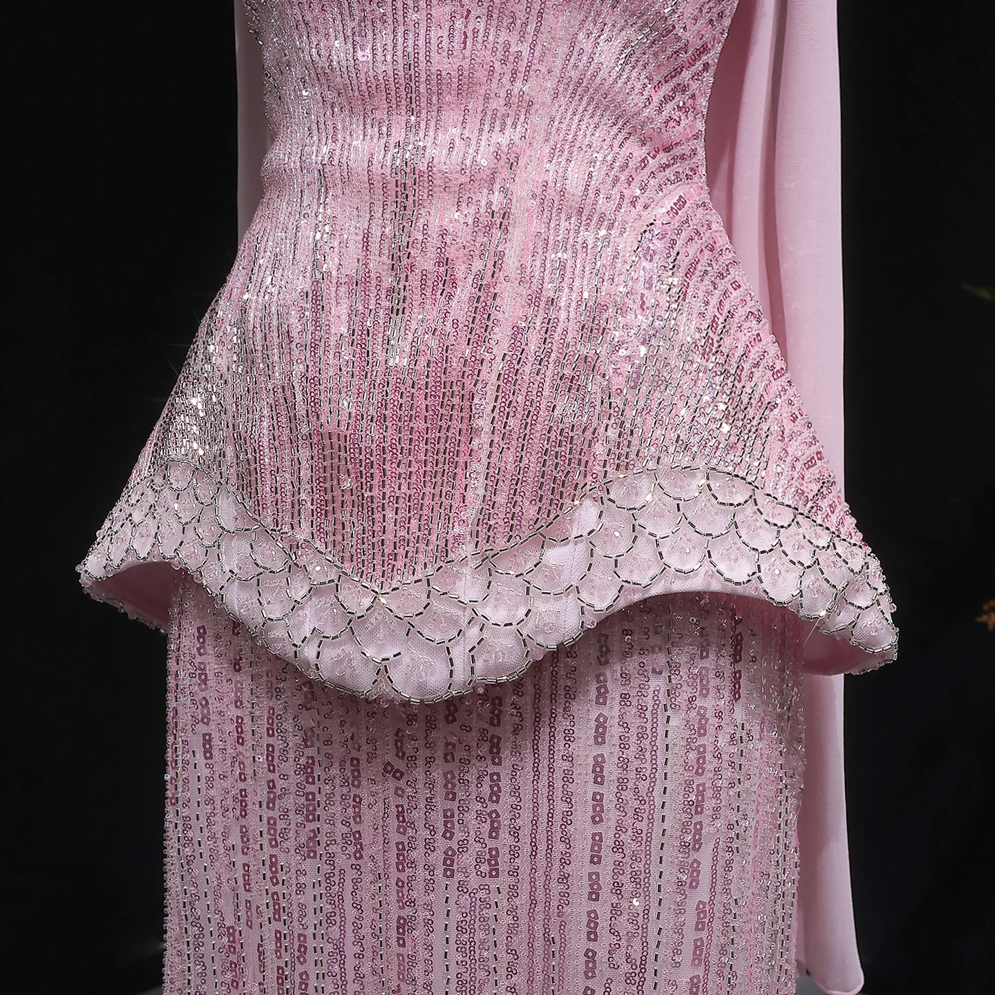 Sharon Said Luxuriöses Dubai-Orangefarbenes Abendkleid mit schweren Pailletten und Perlenstickerei 2026, trägerloses Kleid mit Schal, arabisches Party-Ballkleid SS560, maßgeschneidert – Detail 20