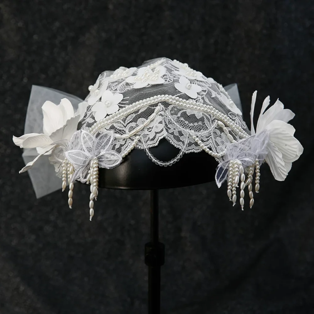 

Изысканный кружевной цветочный головной убор для невесты, белый тюлевый головной убор для невесты, роскошный свадебный головной убор с жемчугом и бусинами, аксессуары для фотосессий