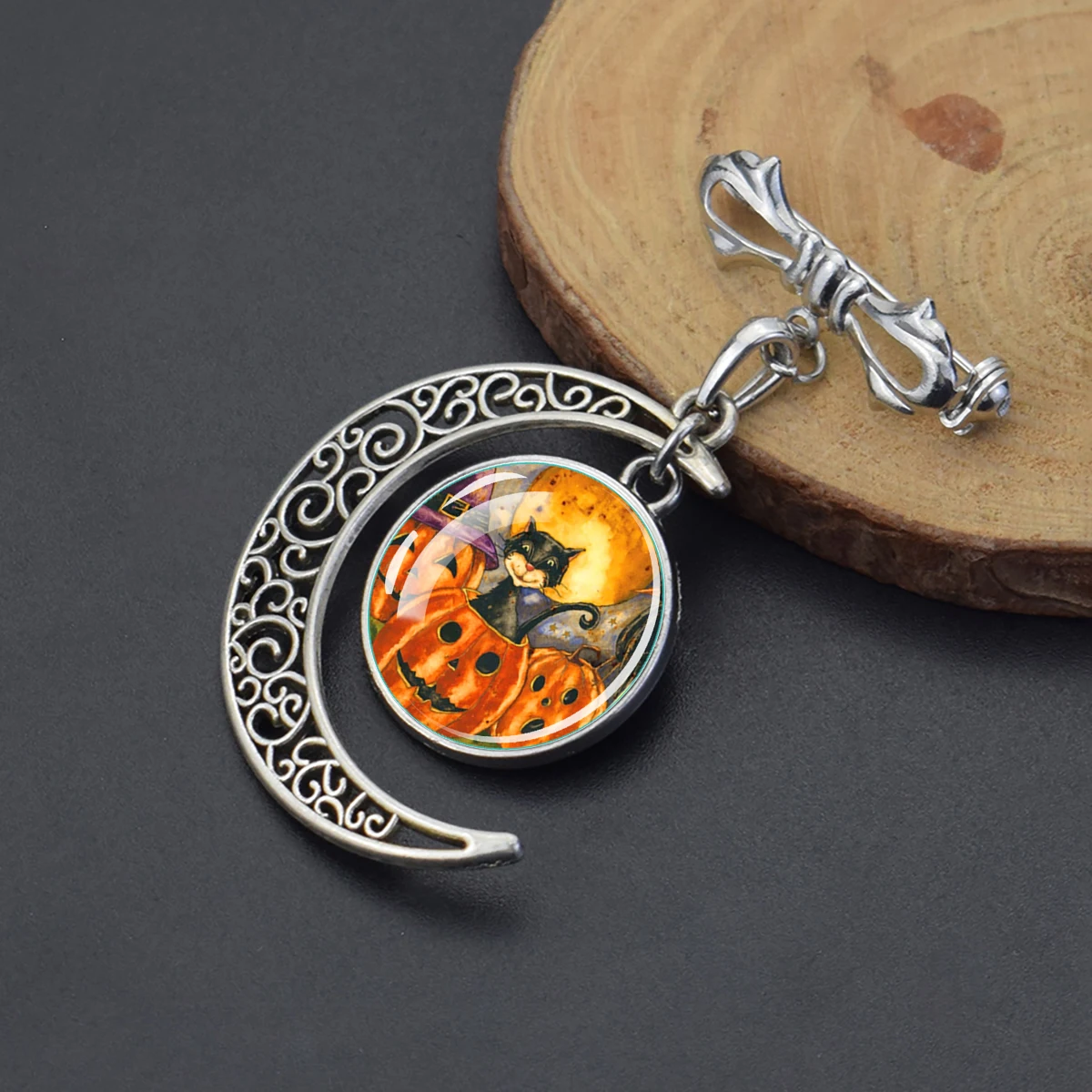 1PCS 20MM Crescent Moon Dangle Badge Pins Vintage Halloween Jack O Lantern Witch Cat Ghost Gothic Lapel Collar Hat Pin Mens Fall