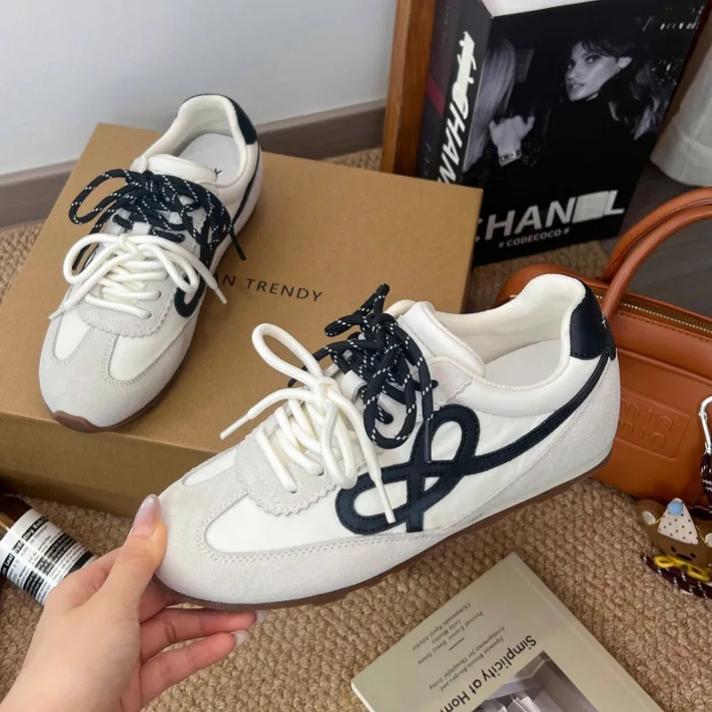 

Новые женские повседневные спортивные кроссовки из кожи с внутренней танкеткой, уличные модные полосатые кеды