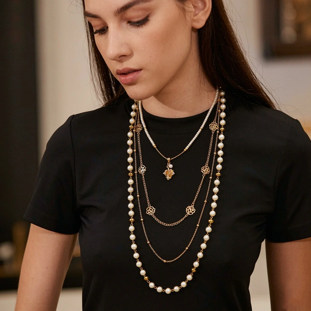 Elegante französische Zirkon-Ahornblatt-Halskette mit hohlen Rosenblüten und simulierten Perlen für Damen und Herren, Ins-Stil, florales Choker-Schmuckstück – Detail 4