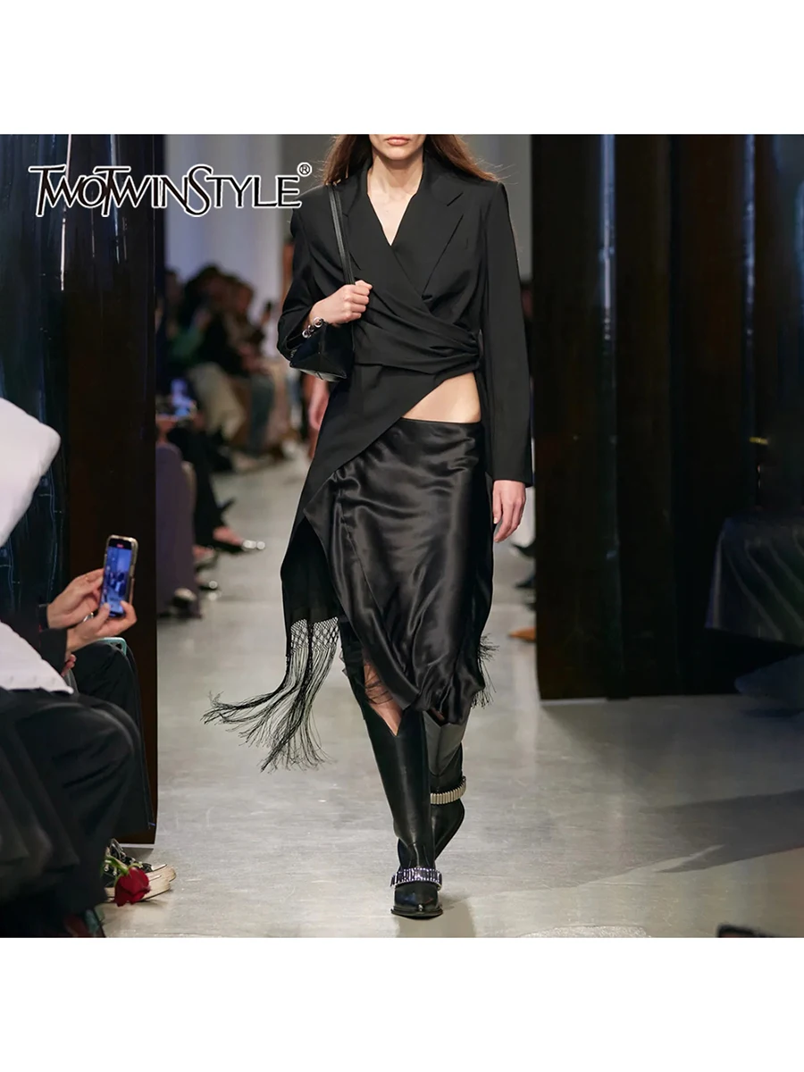 

TWOTWINSTYLE однотонные куртки нестандартной формы со складками для женщин, модная куртка с лацканами и длинными рукавами в стиле пэчворк с кисточками, женская одежда