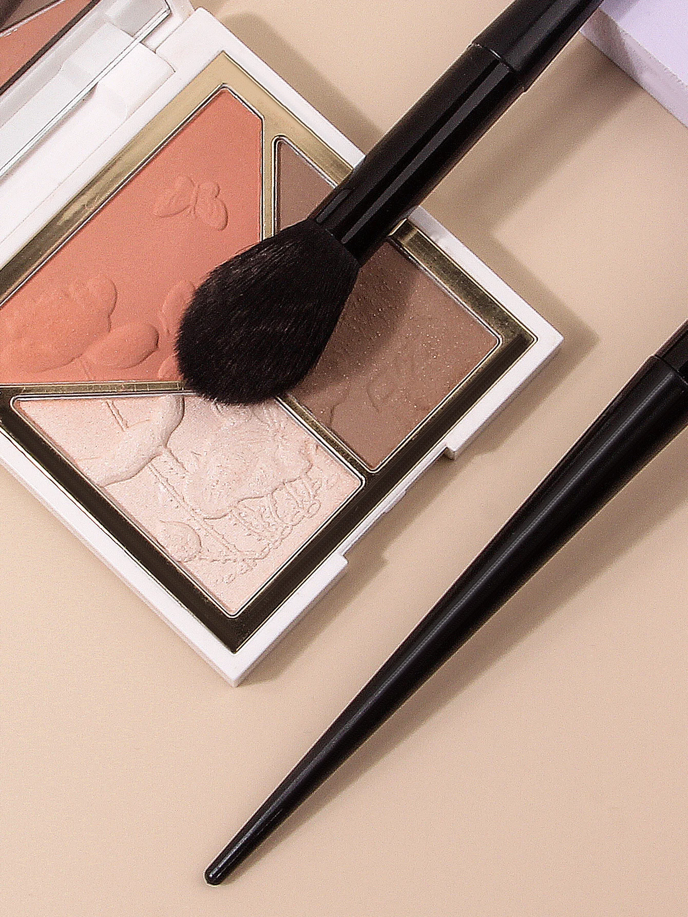 Pennello sciolto a forma di fiamma con setole in fibra morbida da 2 pezzi, pennello per fard, pennello per impostazione, pennello per trucco viso portatile, strumento per il trucco