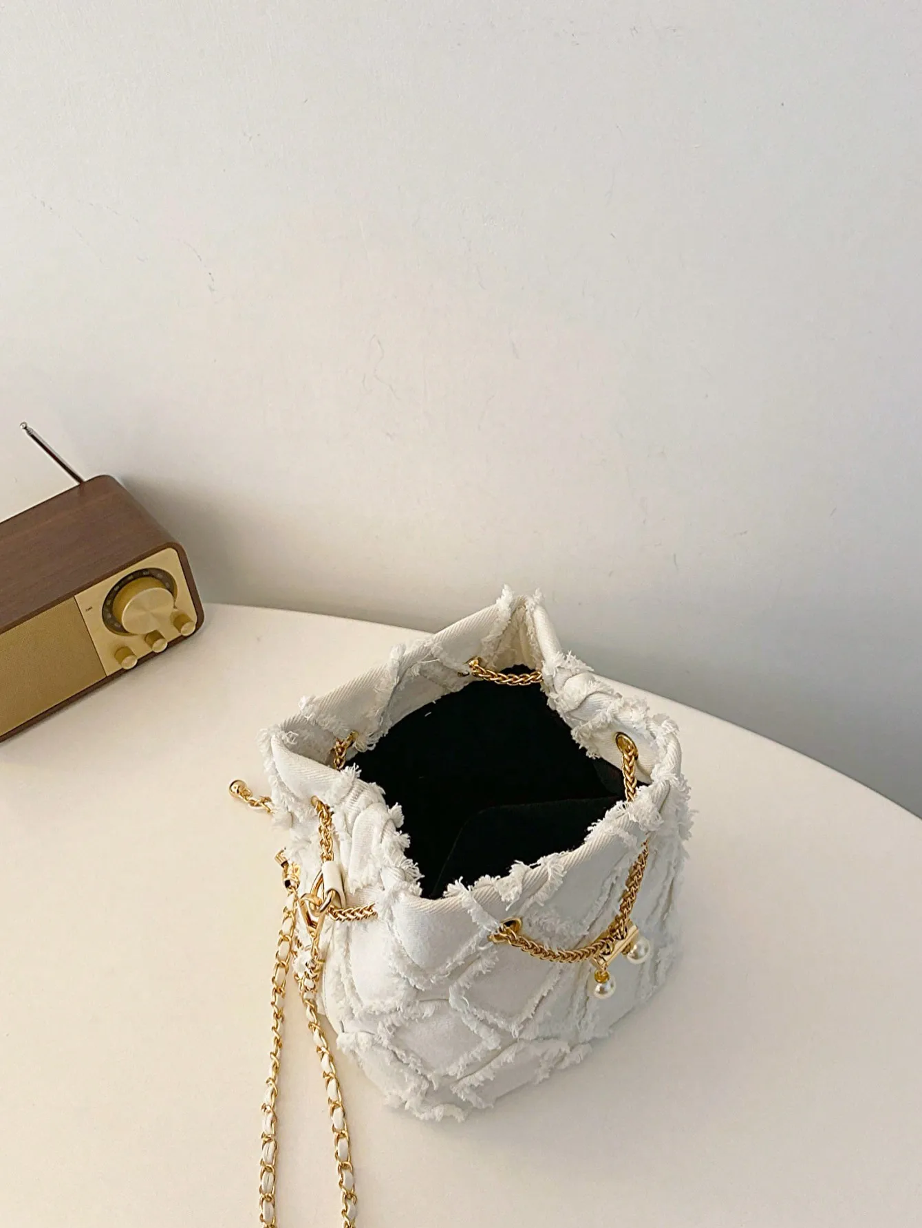 حقيبة دلو شبكية كلاسيكية جديدة من حجر الراين الصلبة لعام 2024: رباط معدني، نمط كتف للتسوق