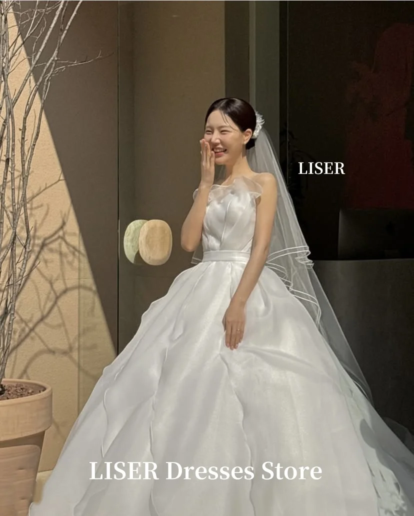 Liser فساتين زفاف كورية أنيقة بدون حمالات ناعمة من الأورجانزا لالتقاط الصور فساتين زفاف طويلة بسيطة مشدات مخصصة