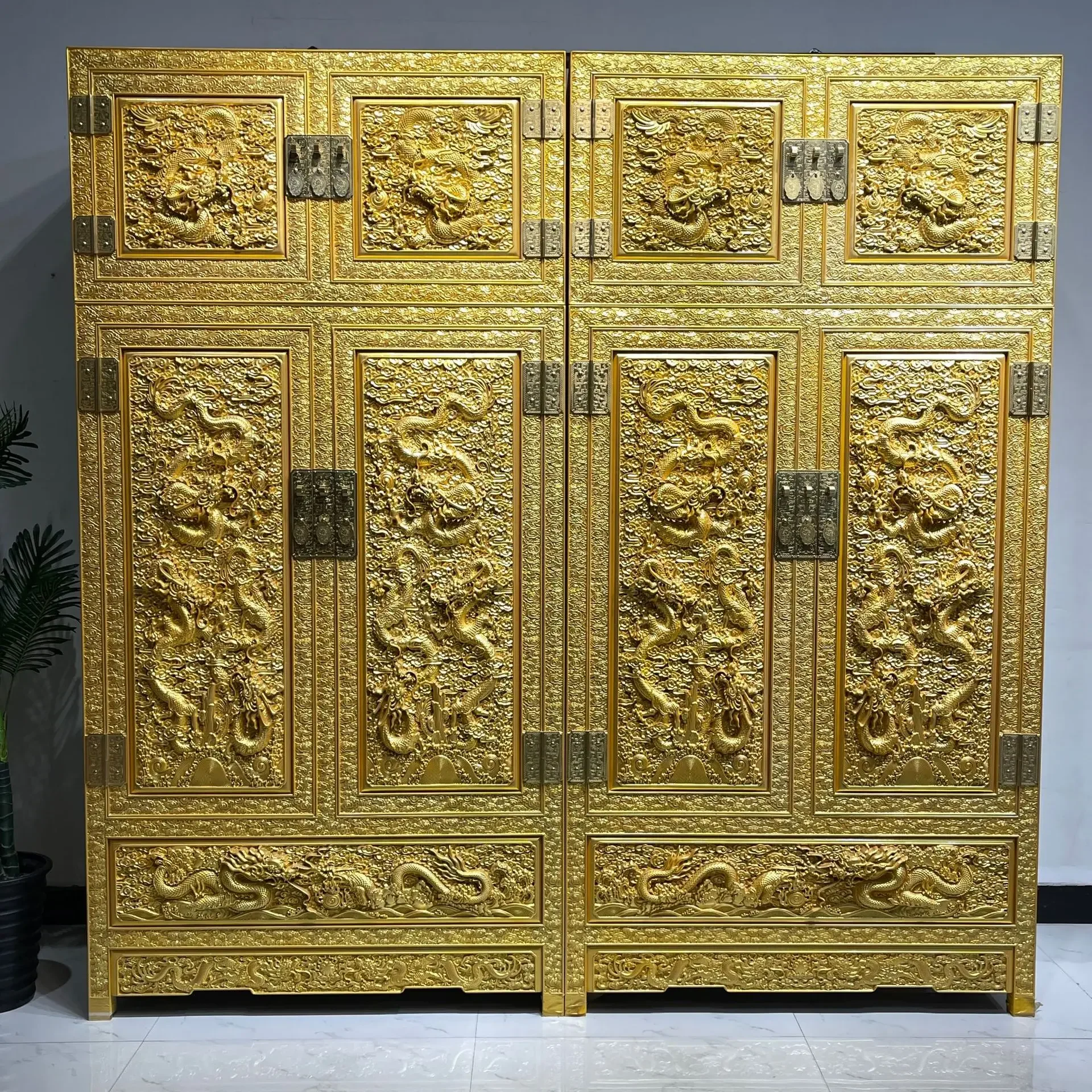 Złota szafa z litego drewna nanmu, małych liści, z drewna zhennan, do przechowywania, w stylu antycznym.