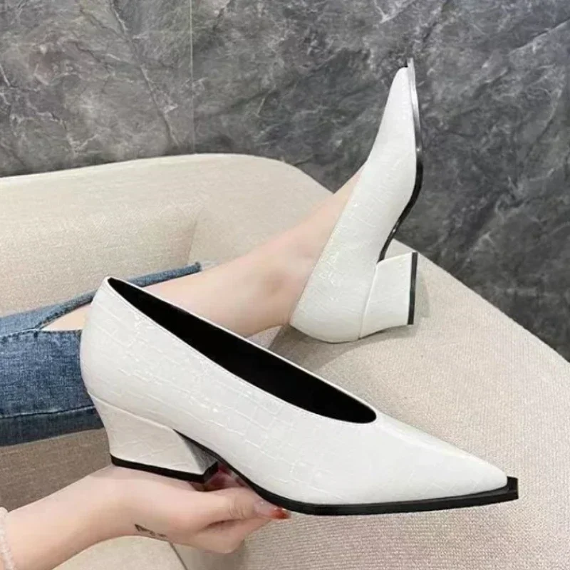 Zapatos de mujer individuales de charol con cuello en V, tacones altos puntiagudos y gruesos, zapatos Retro versátiles para primavera y otoño, moda para mujer nueva