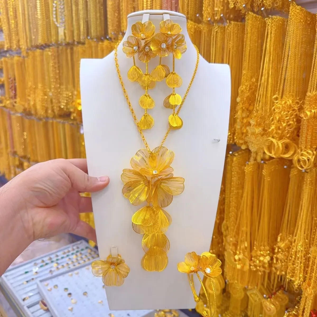 

Dubai New 24K Gold Plated Necklace Earrings Rings Bracelets Romantic Wedding Party Jewelry Set for Mom and Lover YY10901