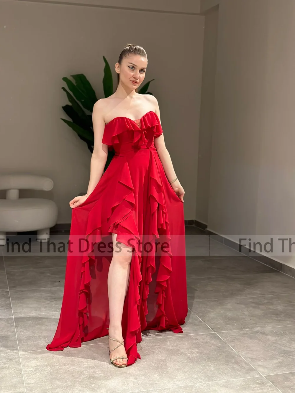 

Выполненное на заказ шифоновое струящееся оборками с открытыми плечами, многоуровневое трапециевидное платье с боковым разрезом и открытой спиной, макси-длина, свадебное вечернее платье со шлейфом