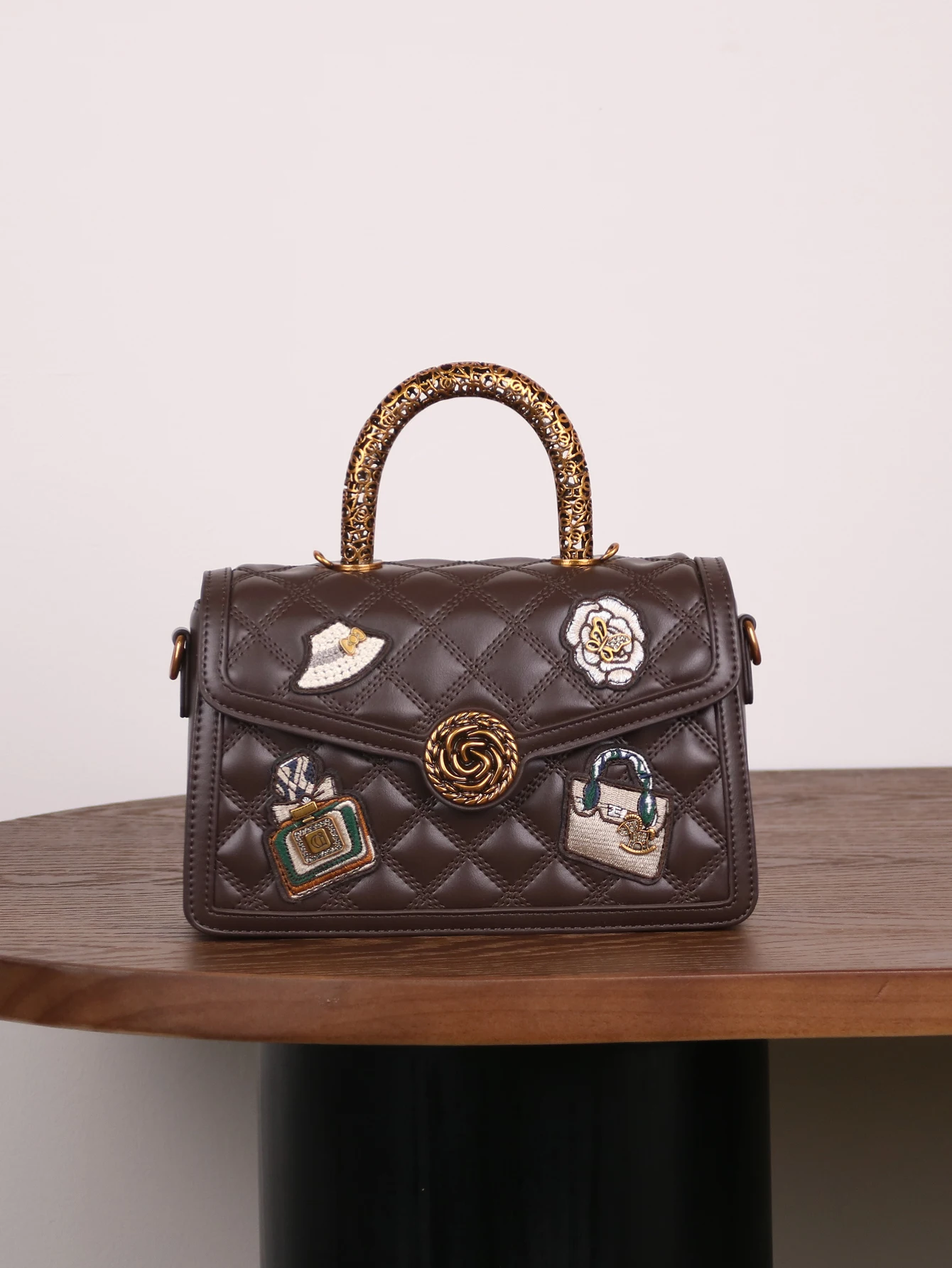 

2026 нишевый дизайн, роскошная модная новая женская сумка, изысканный замок, ажурная портативная сумка с ромбической вышивкой, ретро контракт