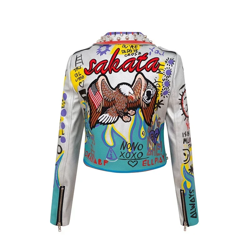 Chaqueta de cuero recortada con estampado de grafiti en contraste para mujer, ropa nueva, chaqueta de motocicleta de piel sintética con tachuelas de estilo Punk, 2025