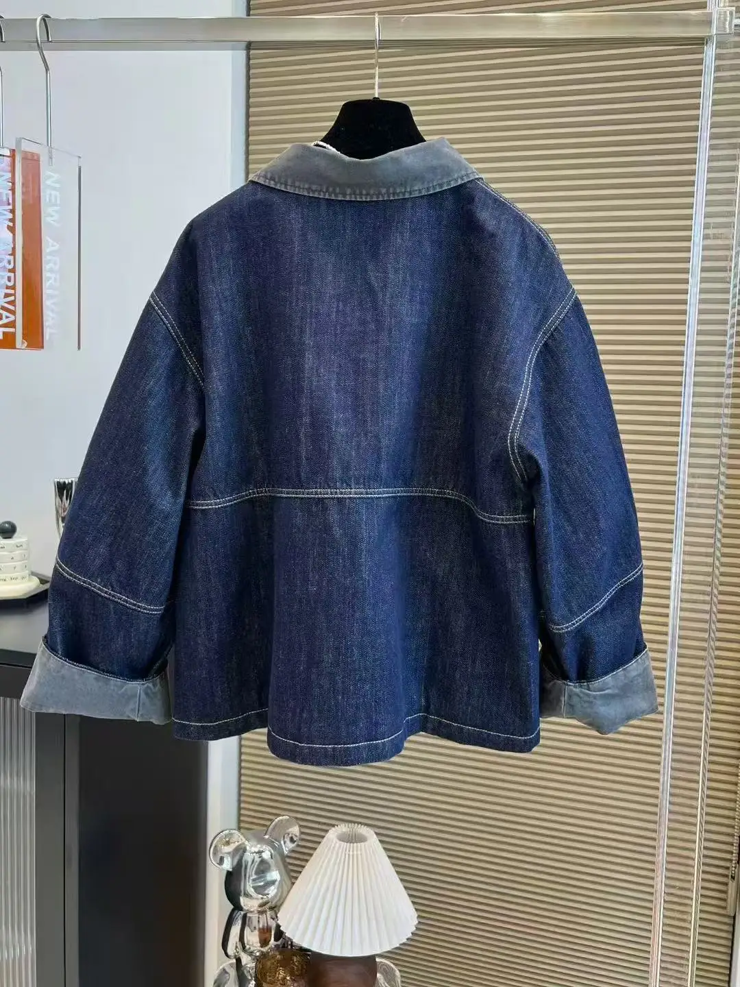 เสื้อแจ็คเก็ตยีนส์ทรงหลวมสไตล์เรโทร ดีไซน์ทันสมัยสำหรับฤดูใบไม้ผลิและฤดูใบไม้ร่วง เสื้อโค้ทผู้หญิงสไตล์วินเทจ ให้ความรู้สึกหรูหรา