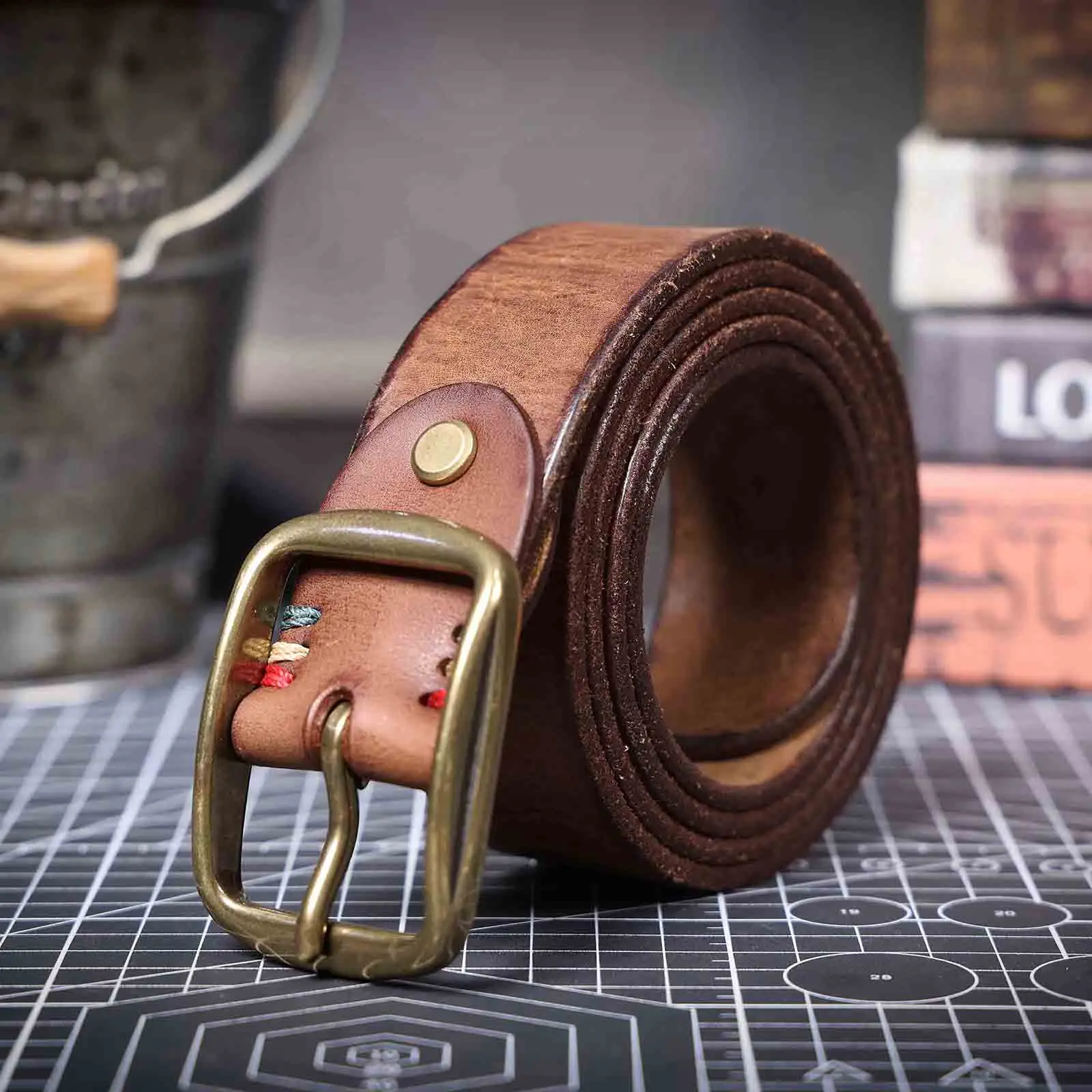 Vintage-Herrengürtel aus echtem Leder mit massiver Messingschnalle, handgefertigte lässige Dornschließe aus verdicktem italienischem Rindsleder mit Geschenkbox – Detail 18
