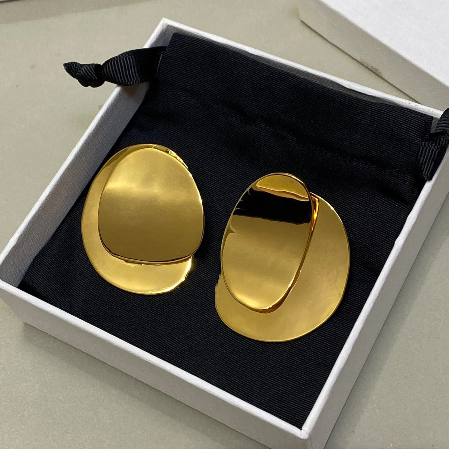 

2025 Европа Америка латунный позолоченный широкий браслет серьги женские дизайнерские роскошные ювелирные изделия высшего качества тренд