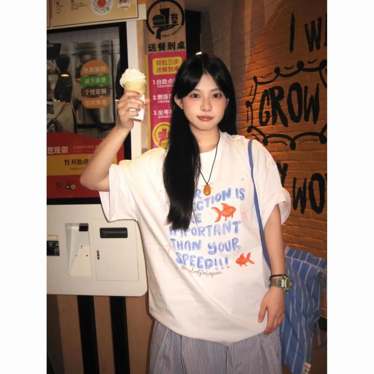 Korejpaa, Top informal con estampado de peces dorados y letras Y2k, ropa Kawaii de verano 2025, camiseta de moda suave con cuello redondo para mujer, camisetas salvajes