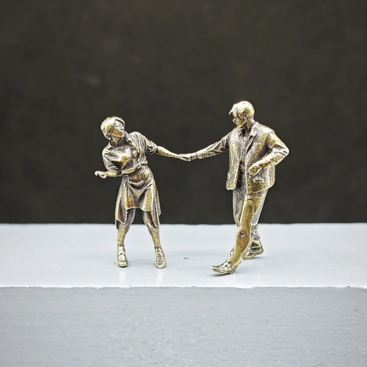 Brass Couple Miniature Figurines Pulling Hands Pair Diorama Scene Figures Micro Landscape Desktop Decor Photography Prop