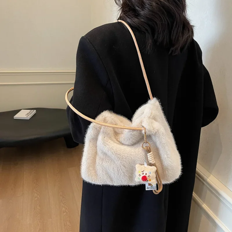 2025 New Autumn Winter Plush Commuter Bag Women's Fashion Foreign Style Shoulder Bag High Value Tote Hair Shoulder Bag