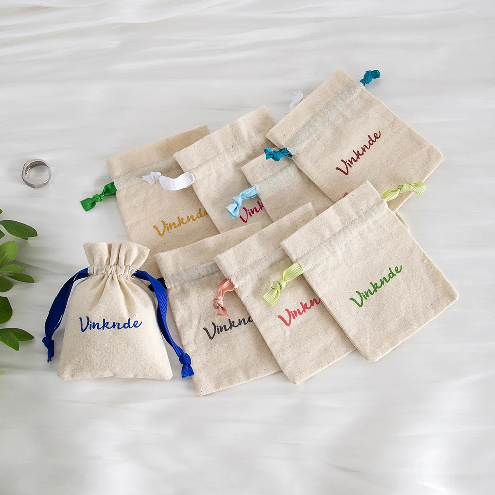 8*10 سنتيمتر شعار مخصص طبيعة القطن قماش مجوهرات حزمة حقيبة برباط مع الشريط البيج القماش العضوي النسيج أكياس الغبار الصغيرة