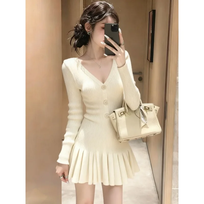 

Autumn and Winter Gentle and High-end Solid Color V-neck Long-sleeved Button-stitched Elegant Knitted Dress