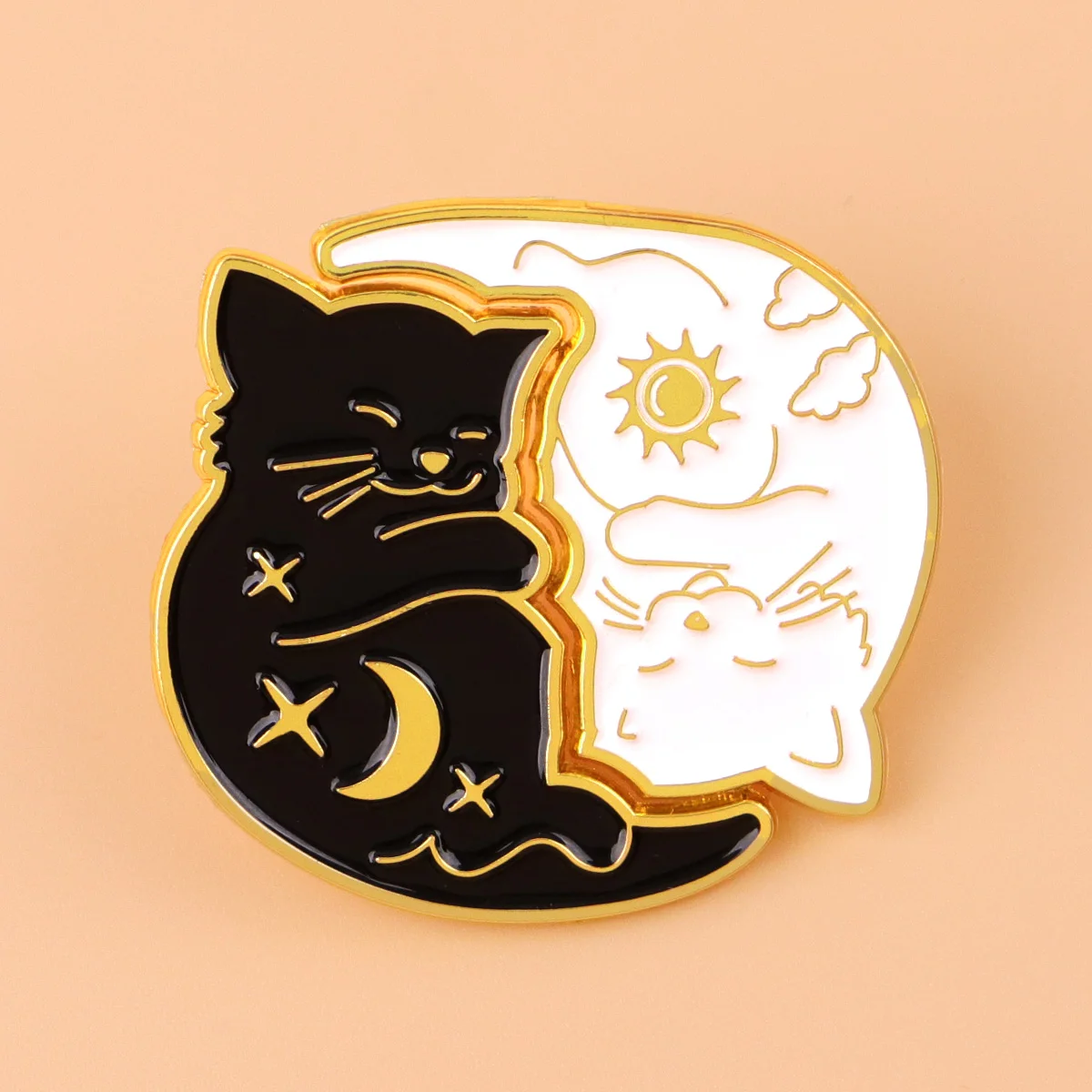 Przypinka z miękkiego emalia z motywem kreskówkowego kota, słońca i księżyca, broszka do plecaka, urocza ozdoba do ubrań, metalowe odznaki, akcesoria do torebek i biżuterii.