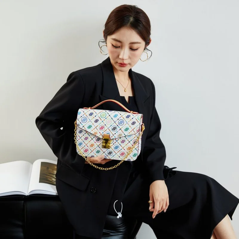 

Luxury Ladies Crossbody-Bag Made Of Fine Leather Boasting High-End Paris Vintage Neat Daily Style​