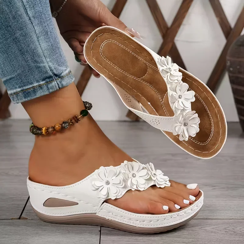 

Женские тапочки, летние легкие туфли на платформе с цветами на танкетке, женские шлепанцы, сандалии на толстой подошве с застежкой на носок, женские шлепанцы