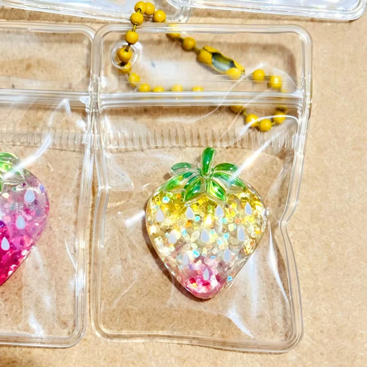 5PCS Kawaii Glitter Strawberry Resin Keychain Pendants, Sparkly Fruit Charms for DIY Craft, Bag Decoration, Party Favors