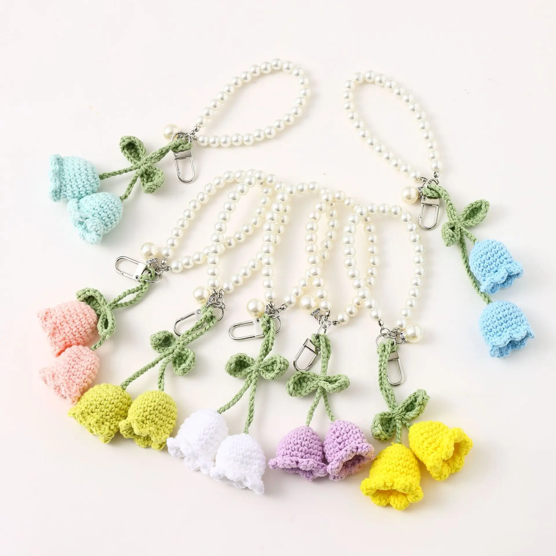 

Креативная милая подвеска-застежка для сумки в виде цветка лилии, связанная крючком из пряжи, с жемчужной цепочкой, для самостоятельного изготовления.