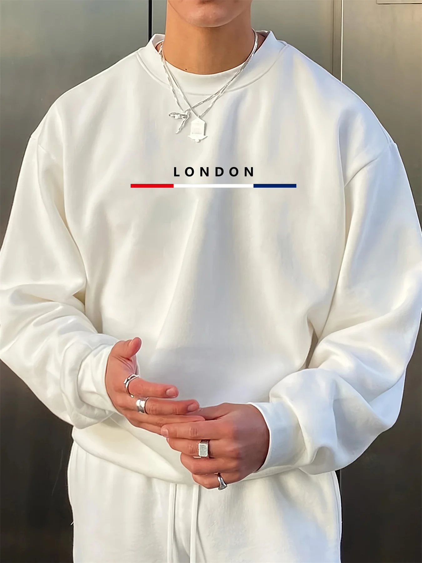 سترة رجالية عصرية للخريف والشتاء فضفاضة بنمط حروف لندن مطبوعة بأكمام طويلة ورقبة دائرية