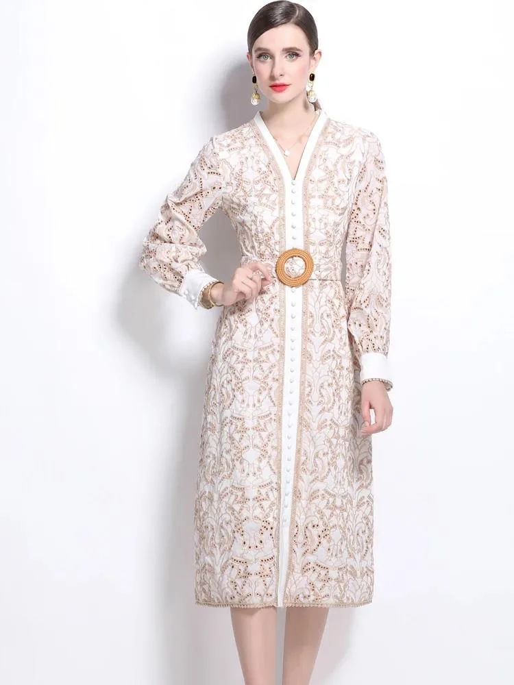 Abito longuette da donna di alta qualità con scollo a V e bottoni con cintura divisa Abito longuette francese vintage con ricamo floreale scollato in pizzo beige