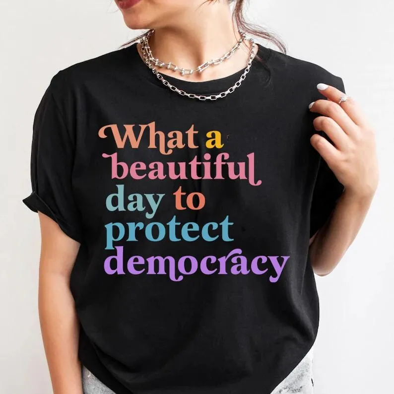 T-shirt Qu'est-ce que une belle journée pour protéger la démocratie |   Défensez la démocratie |   T-shirt libéral |   Chemise |   Justice sociale