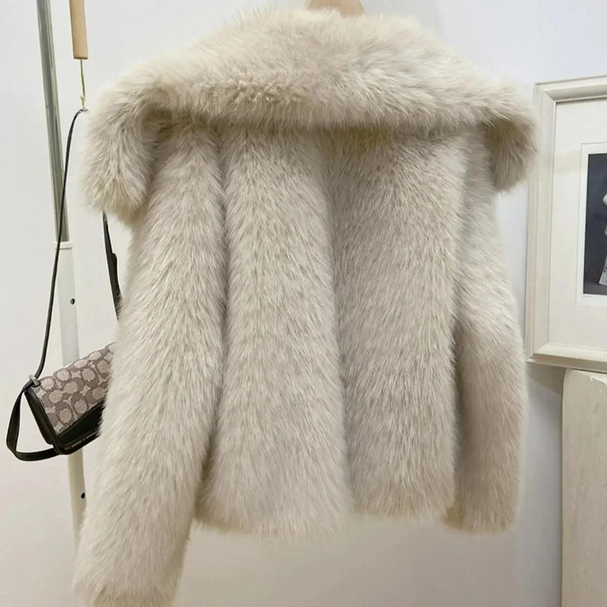 Croppedฤดูหนาวสําหรับผู้หญิง2024หรูหราใหญ่Fluffy Faux Fur Coatเสื้อแจ็คเก็ตผู้หญิงVINTAGE Chicหลวมเสื้อขนสัตว์Outerwears