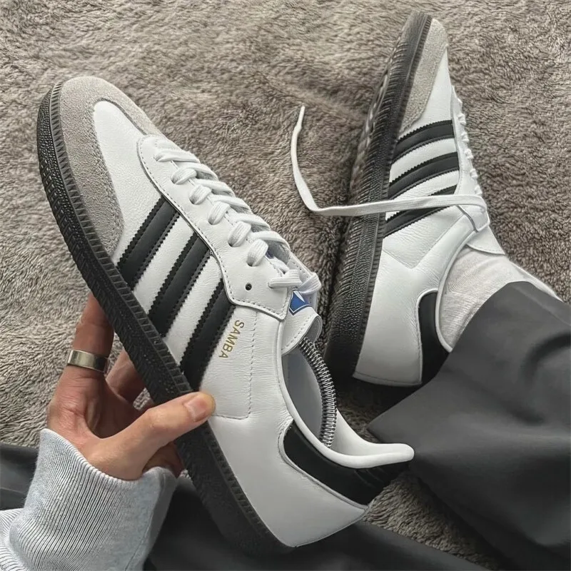 Adidas baru Samba pria dan wanita Sneaker klasik Retro papan sepatu Fashion Sneakers berpori hitam & PUTIH