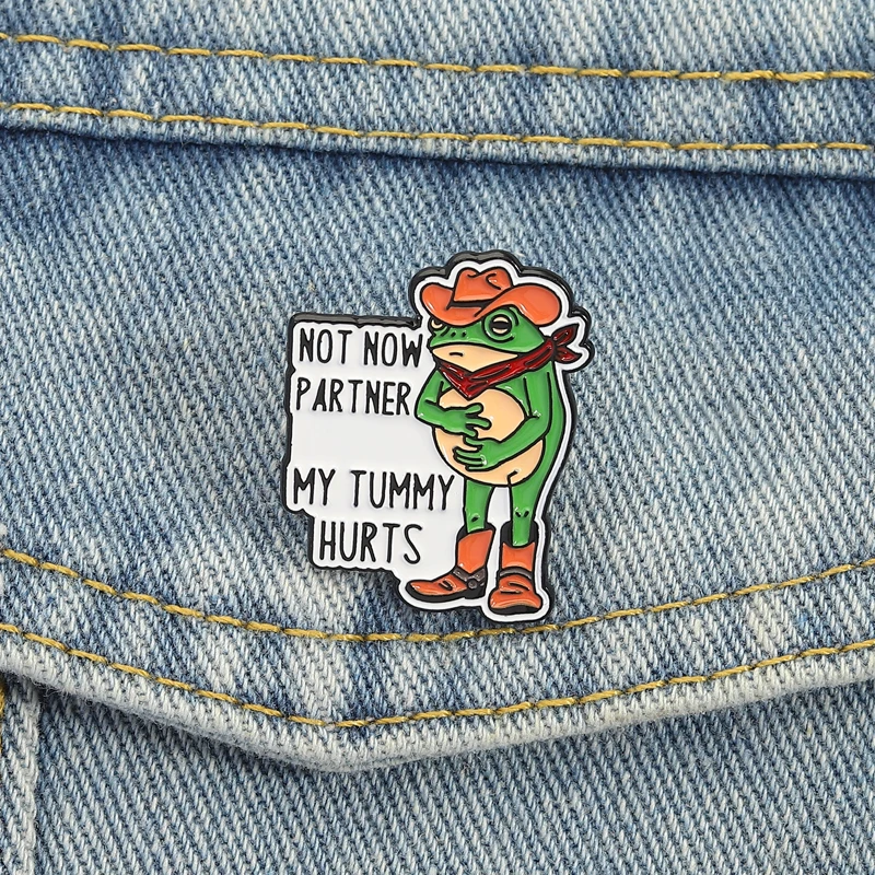 Cowboy-Frosch-Emaille-Anstecknadeln „Not Now Partner My Tummy Hurts“-Broschen, Anstecknadeln, lustiger Frosch-Schmuck, Geschenk für Freunde