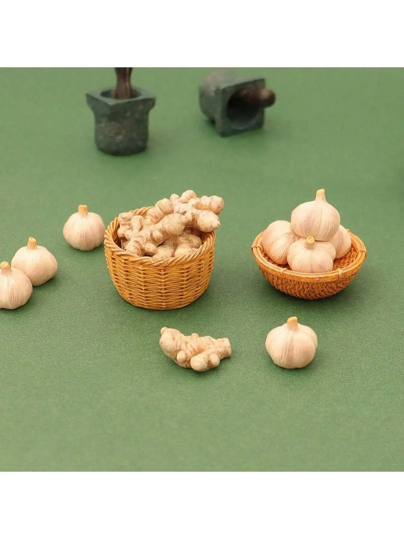 Lot de 8 figurines miniatures pour maison de poupée : gingembre, ail et panier – Modèles réalistes d'aliments à l'échelle 1/6 et 1/12 pour scènes de ferme, cuisine ou supermarché