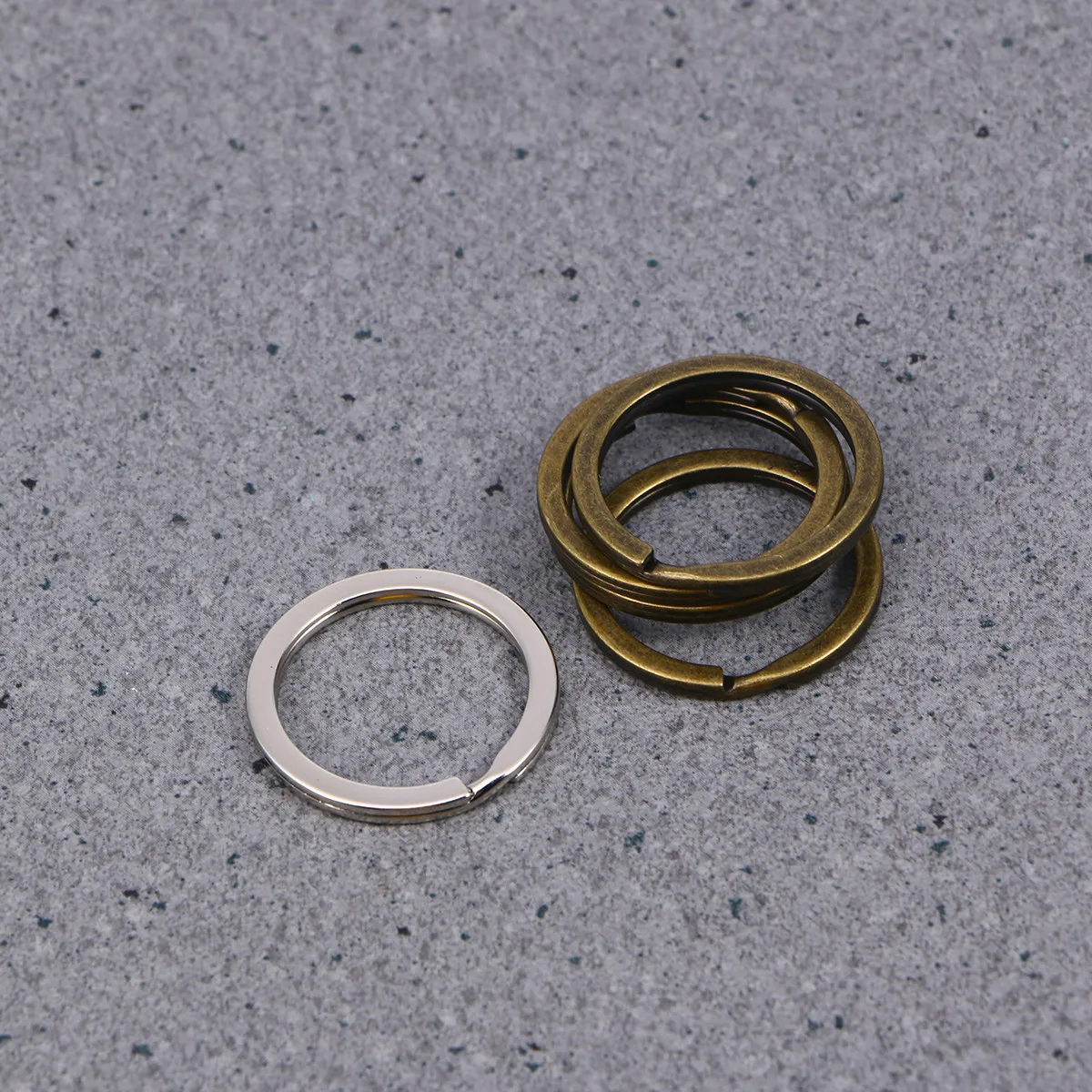 100Pcs Retro Flat Key Rings Vintage Metal Split Rings Smooth Finish for Key Organization DIY Jewelry Making Brass White