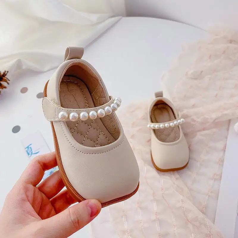 Zapatos pequeños para niña, zapatillas de princesa con perlas, Cabeza Cuadrada, estilo extranjero, suela suave, novedad de 2024