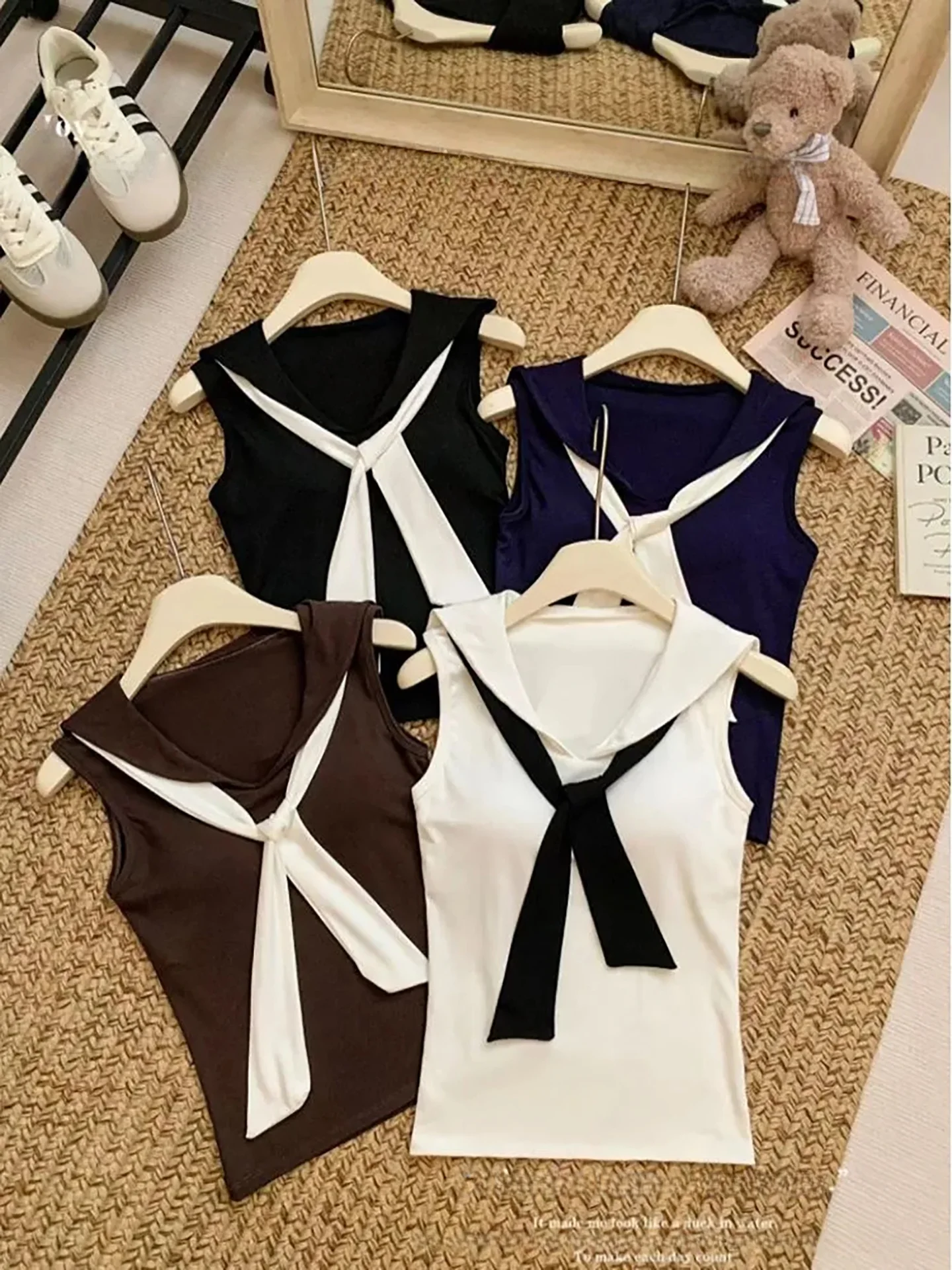 

Spring 2026 Women's Slim Fit Color Blo Strap Vest Korean Sle Faionable Waist Cinching Body ape Highlighting Top