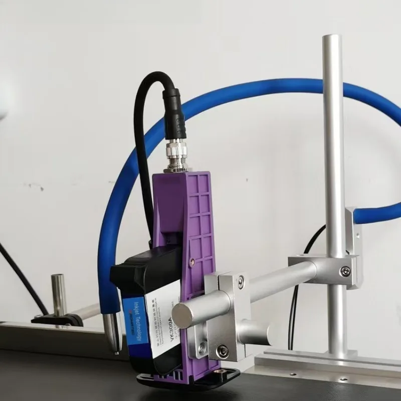 خط التجميع آلة الترميز النافثة للحبر الأوتوماتيكية عبر الإنترنت رمز الاستجابة السريعة الباركود البلاستيك الصلب