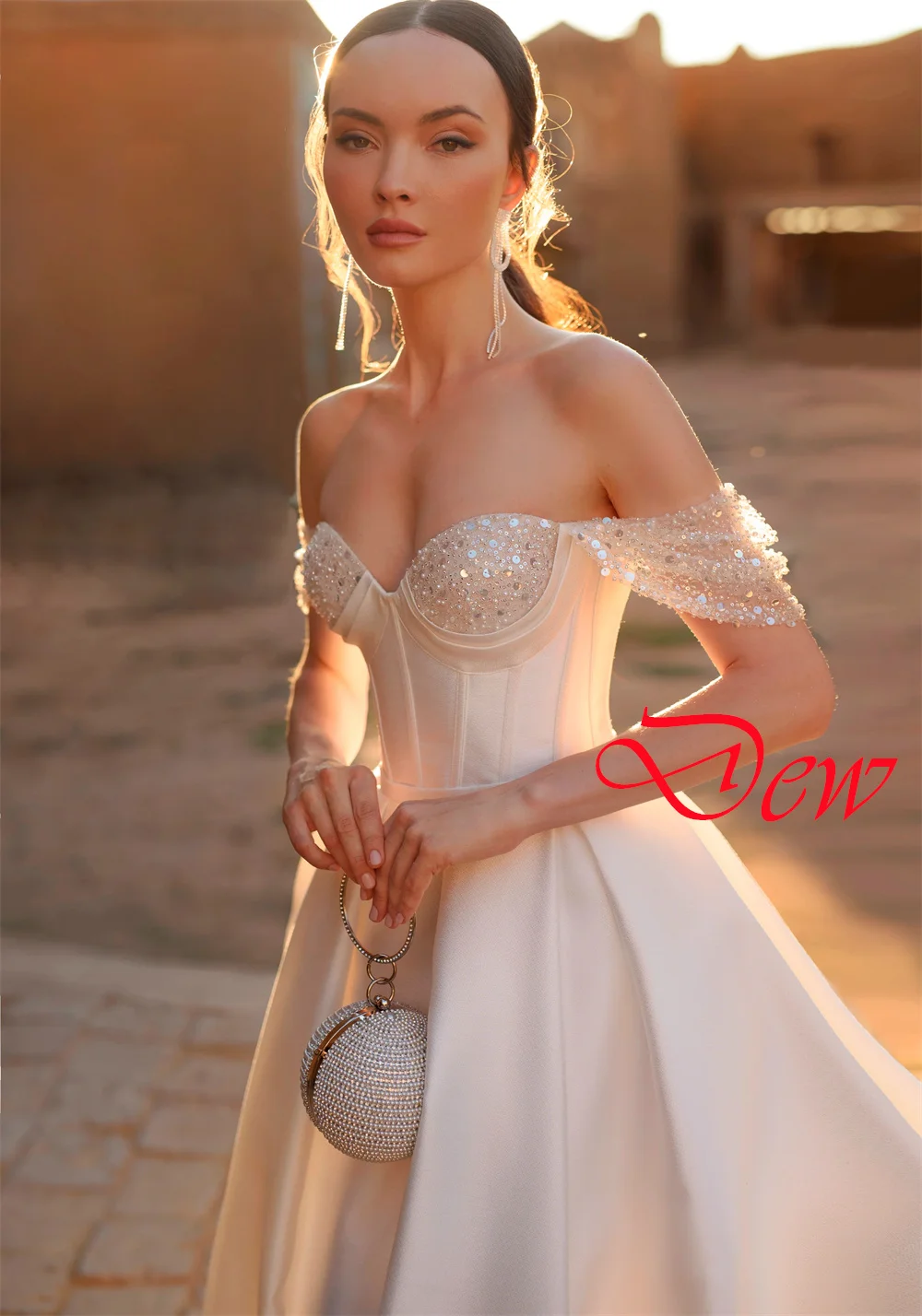 カスタマイズされたエレガントなピンクサテンのウェディングドレス絶妙なストラップレスオフショルダー半袖チャペルトレインブライダルドレス