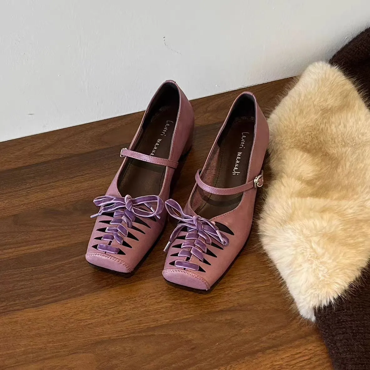 Französische Mary-Jane-Schuhe mit eckiger Spitze, hohler Schnürung und Absatzerhöhung für Damen, modische flache Schuhe mit einem Riemen und flachem Schnitt