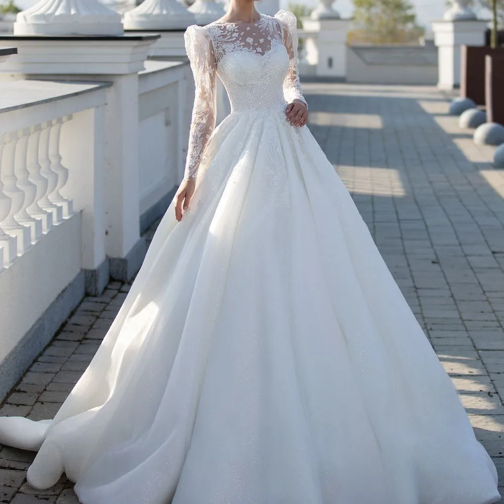 

Elegant White Wedding Dresses Lace Draped Appliques O-Neck Long Sleeve Floor Length Chapel Bridal Dress Formal Occasion Gowns