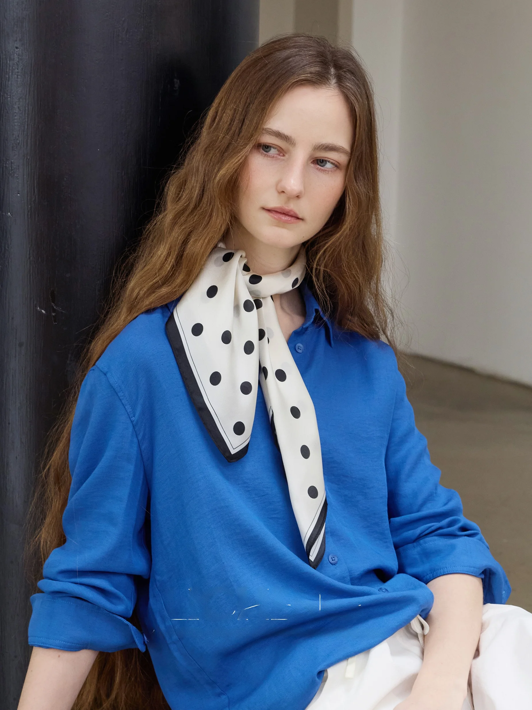 高品質シルクスカーフ女性の春秋水玉プリントスクエアスカーフヘッドラップ英国スタイルのファッションアクセサリー